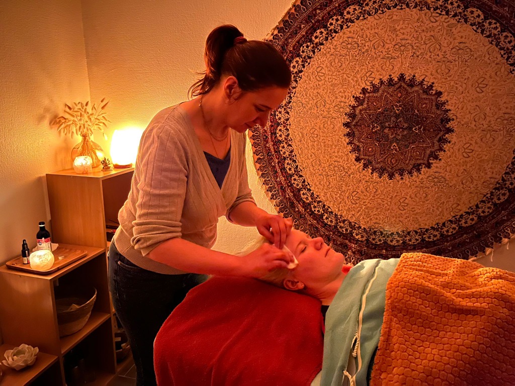 photo seance Emilie Dauvilliers-Anahata la clé du bien-être -EI