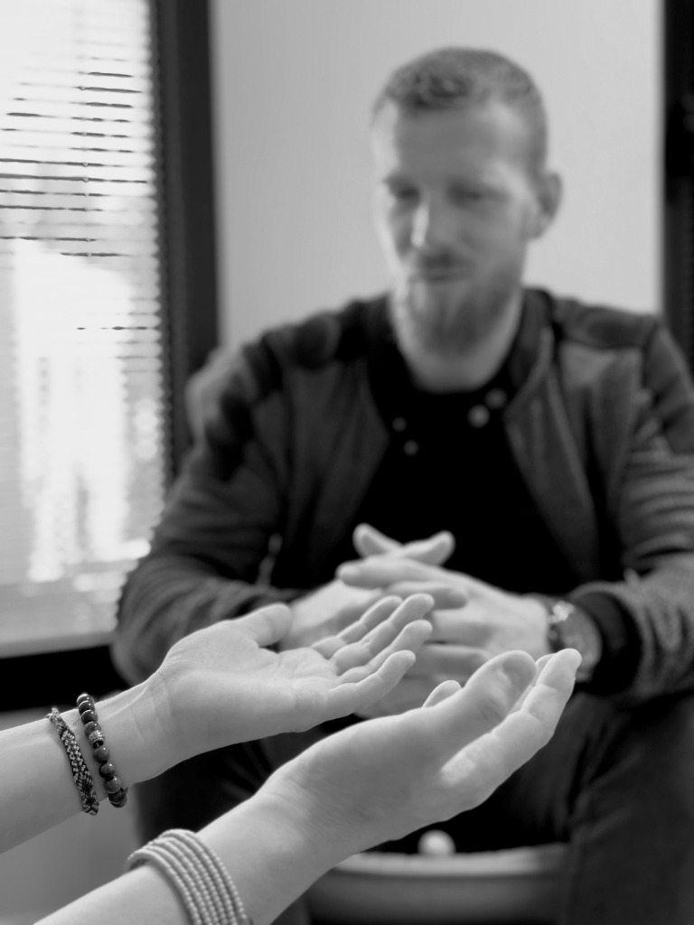 photo seance Baptiste Blot hypno-thérapeute praticien EMDR DSA 