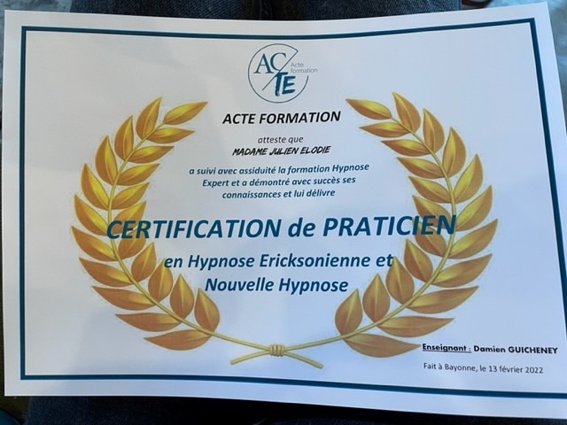 photo diplome Julien Elodie URTEGIA