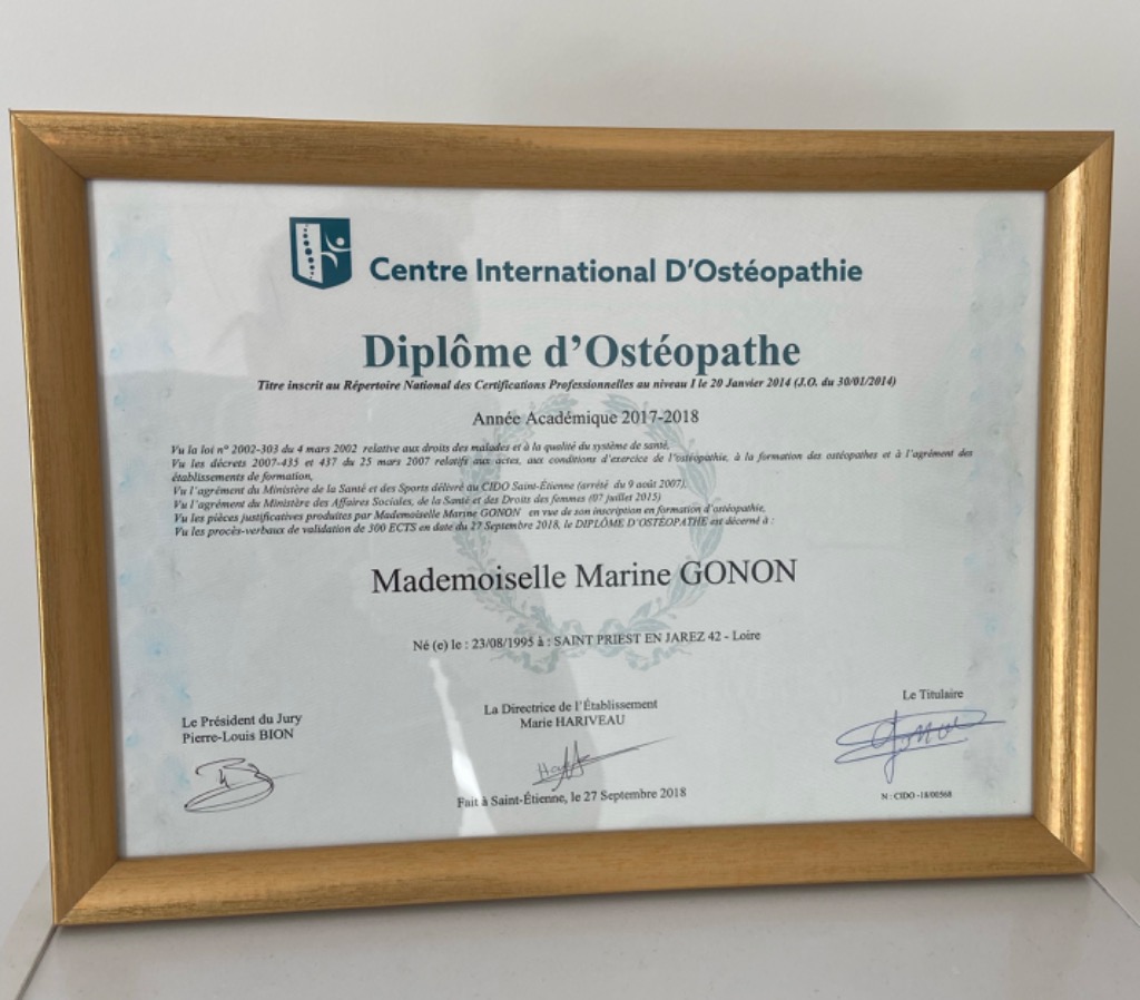 photo diplome Marine GONON Ostéopathe Lorient 