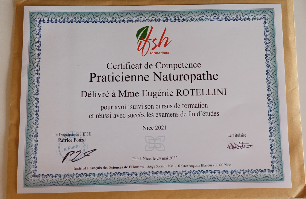 photo diplome Eugénie PuraVida Naturopathe