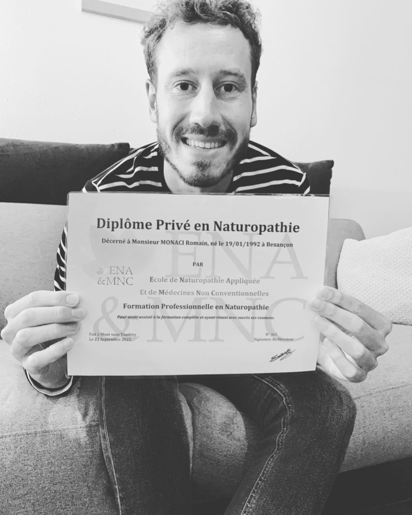 photo diplome Romain Monaci Naturopathie 