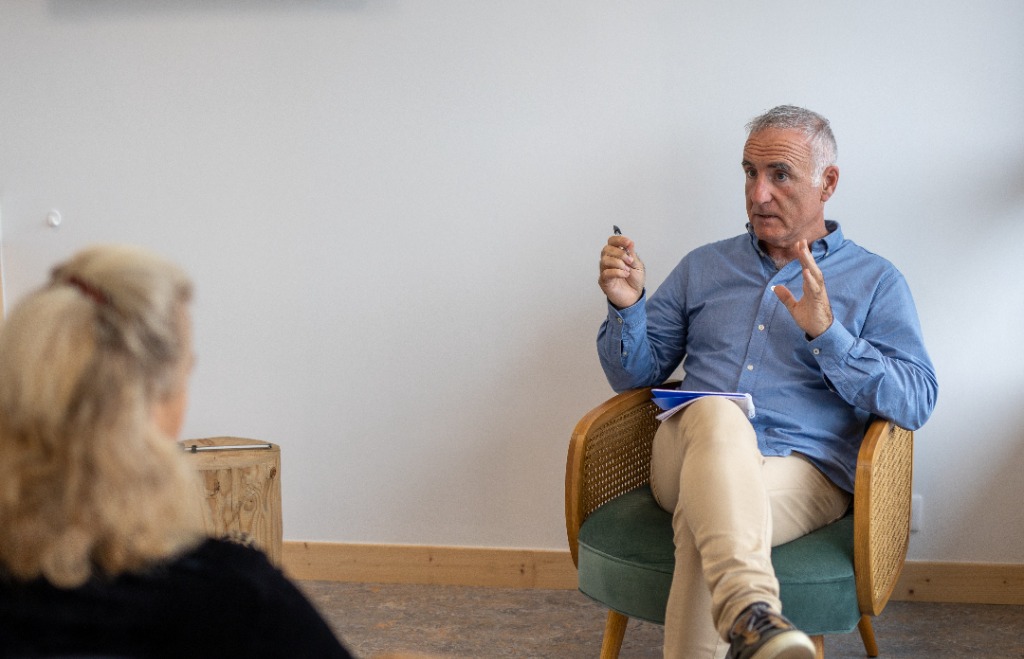 photo seance Alain Gassuan - Géobiologue et Bioénergéticien