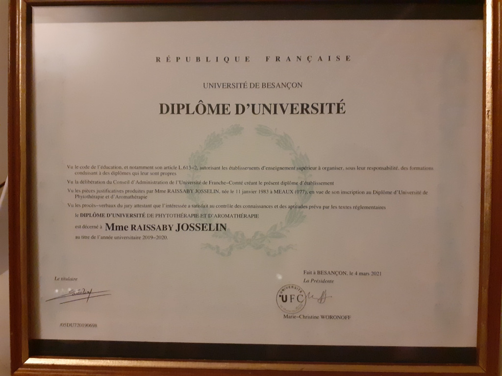 photo diplome Raissaby Josselin Phyto-aromatherapeute