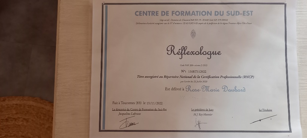 photo diplome Rose marie Daubard-Réflexologie & Socio-esthétique