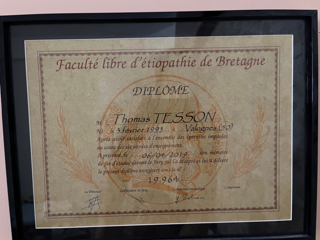 photo diplome Thomas Tesson Étiopathe