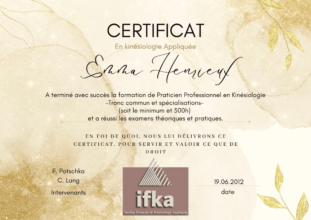 photo diplome Emma Henrieux Kinésiologie et Huiles Essentielles