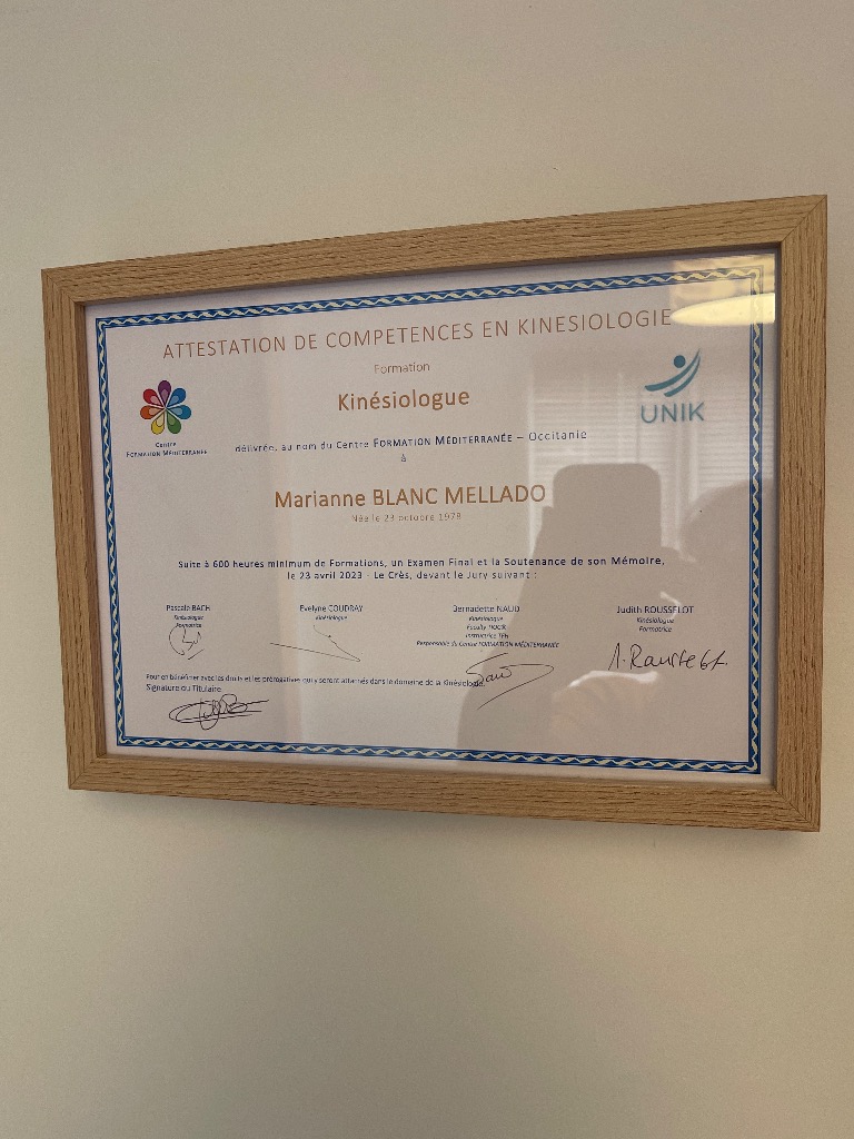 photo diplome Marianne Blanc kinésiologie