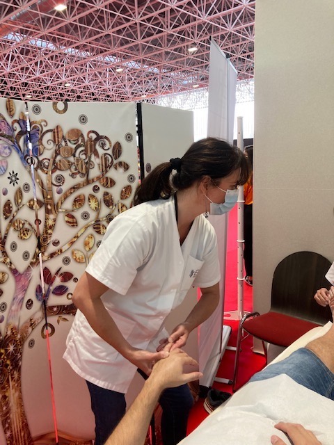 photo seance Anne Gaudillère-Réflexologue 