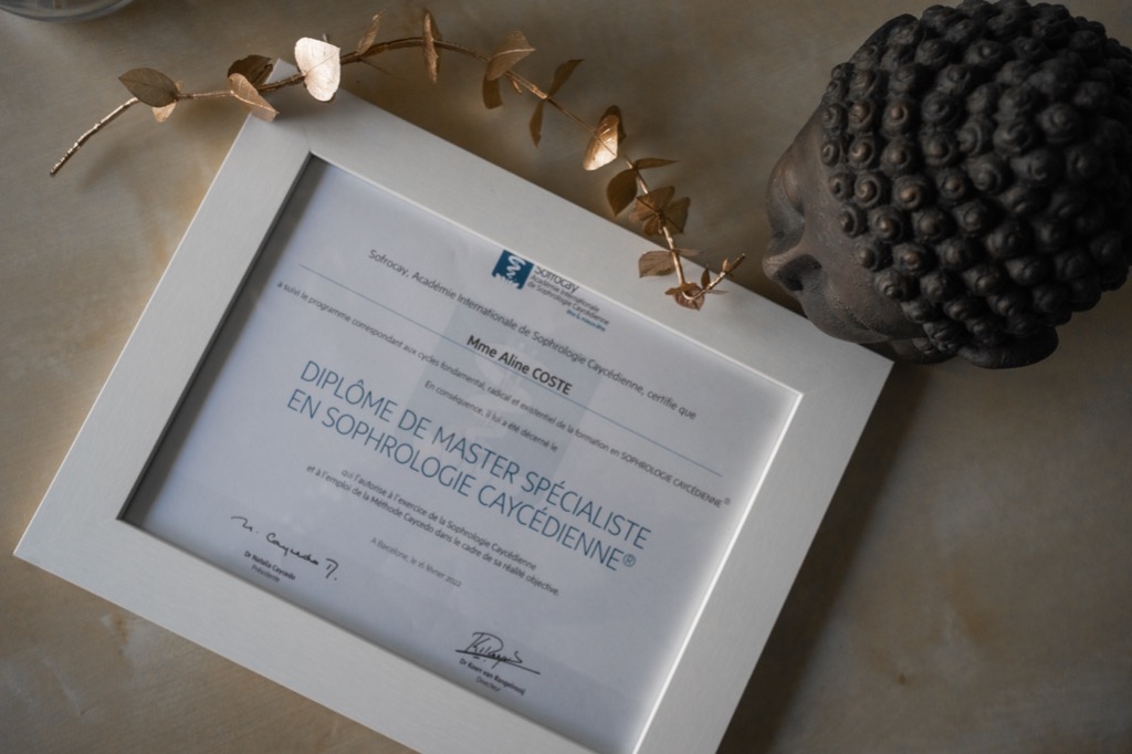 photo diplome Aline Coste Sophrologue