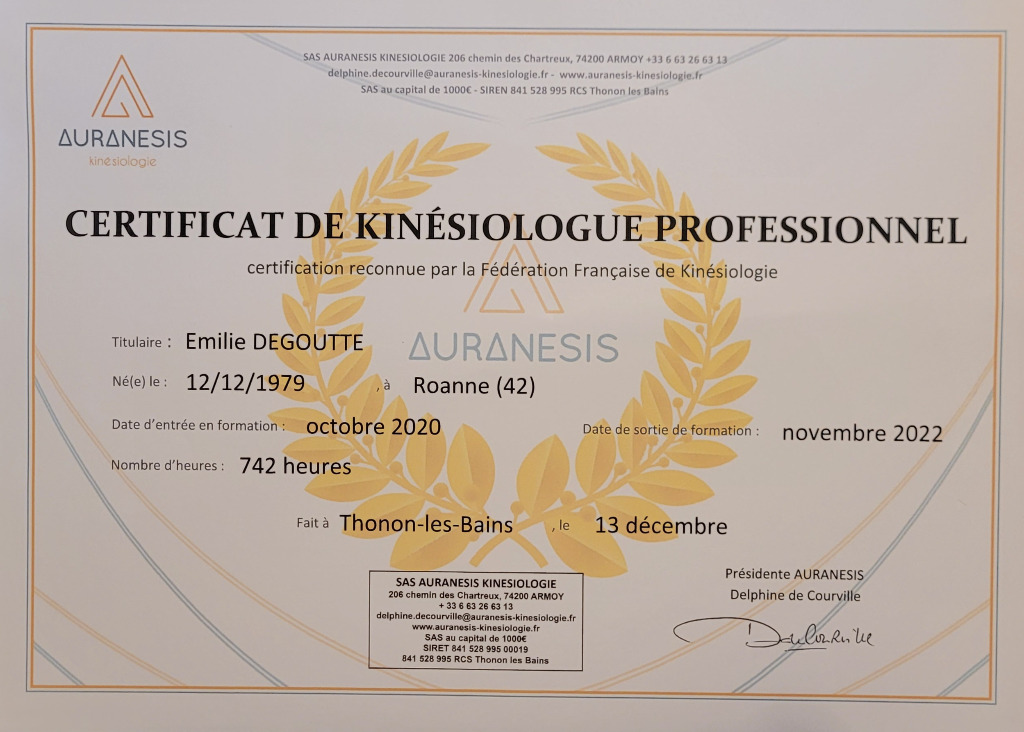 photo diplome Emilie Dégoutte Kinésiologue