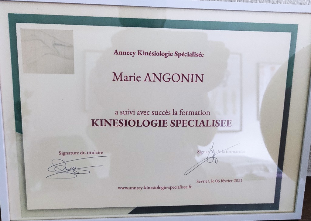 photo diplome Marie ANGONIN kinésiologue