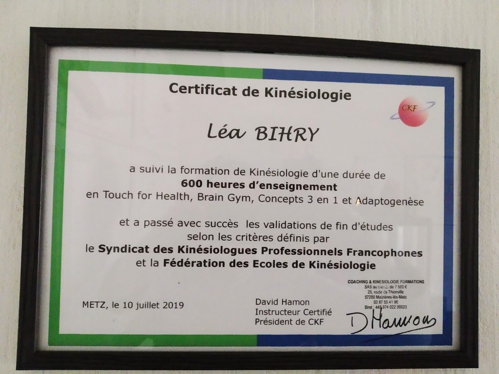 photo diplome Léa BIHRY KINÉSIOLOGIE -SÉRÉNITÉ