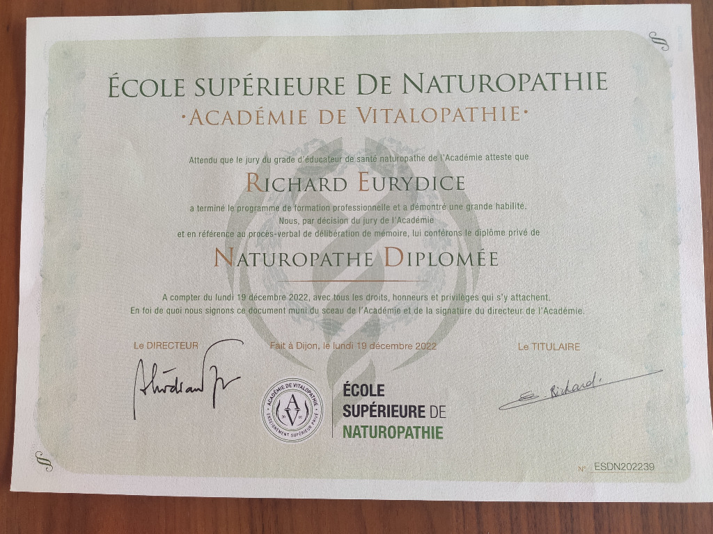 photo diplome Eurydice RICHARD Naturopathe