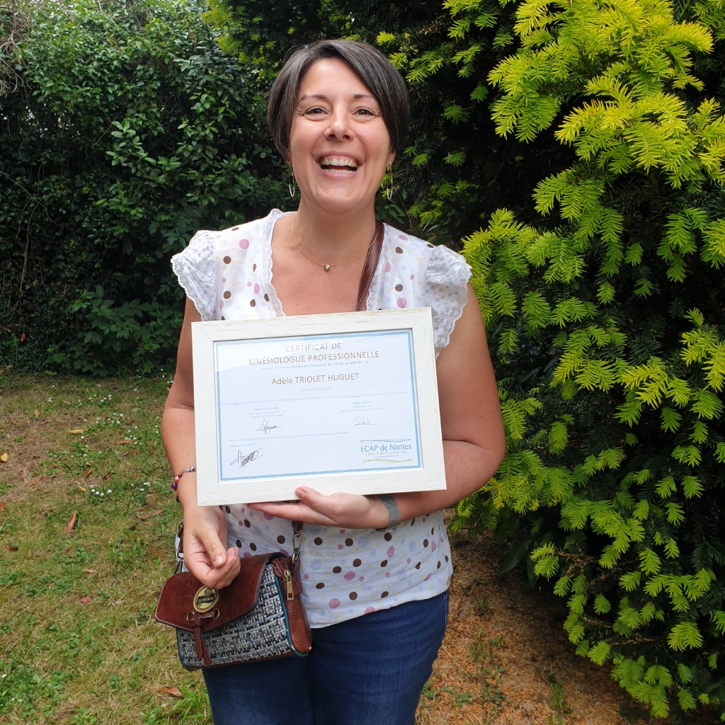photo diplome Adèle KINESIOLOGIE