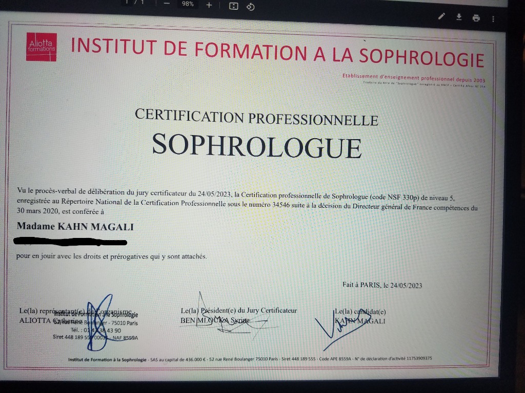 photo diplome Magali Kahn 