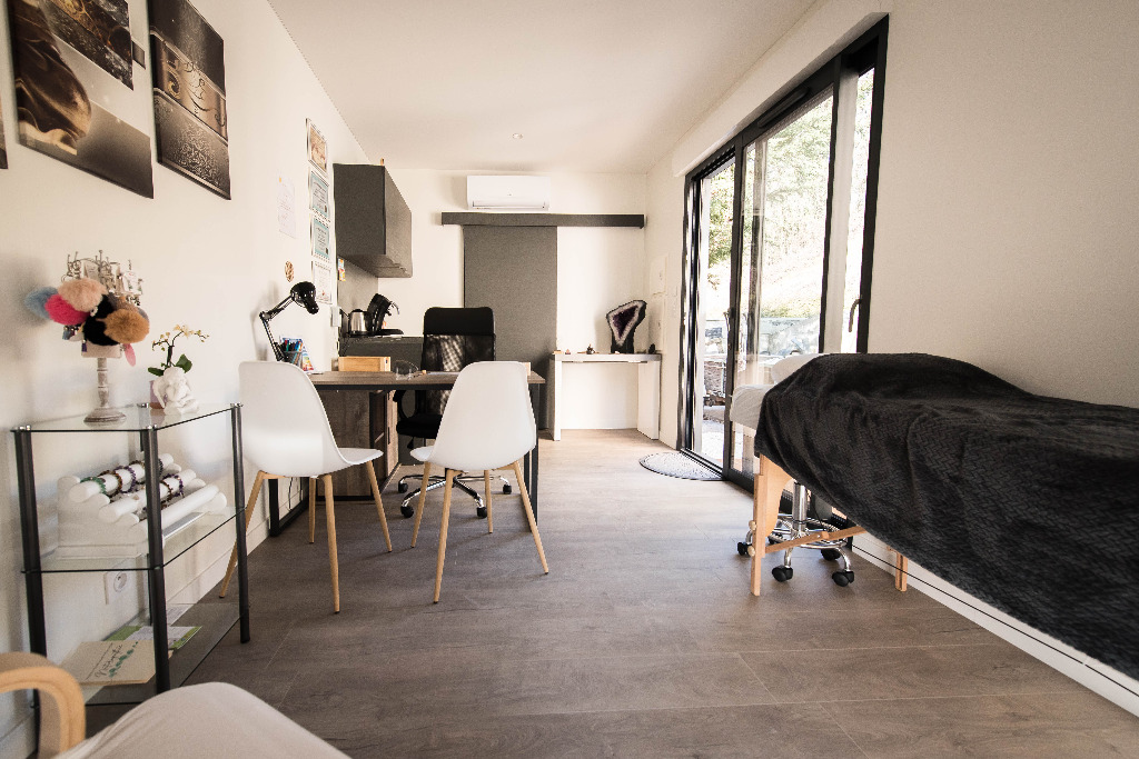 photo cabinet DAMONVILLE KARÈNE 