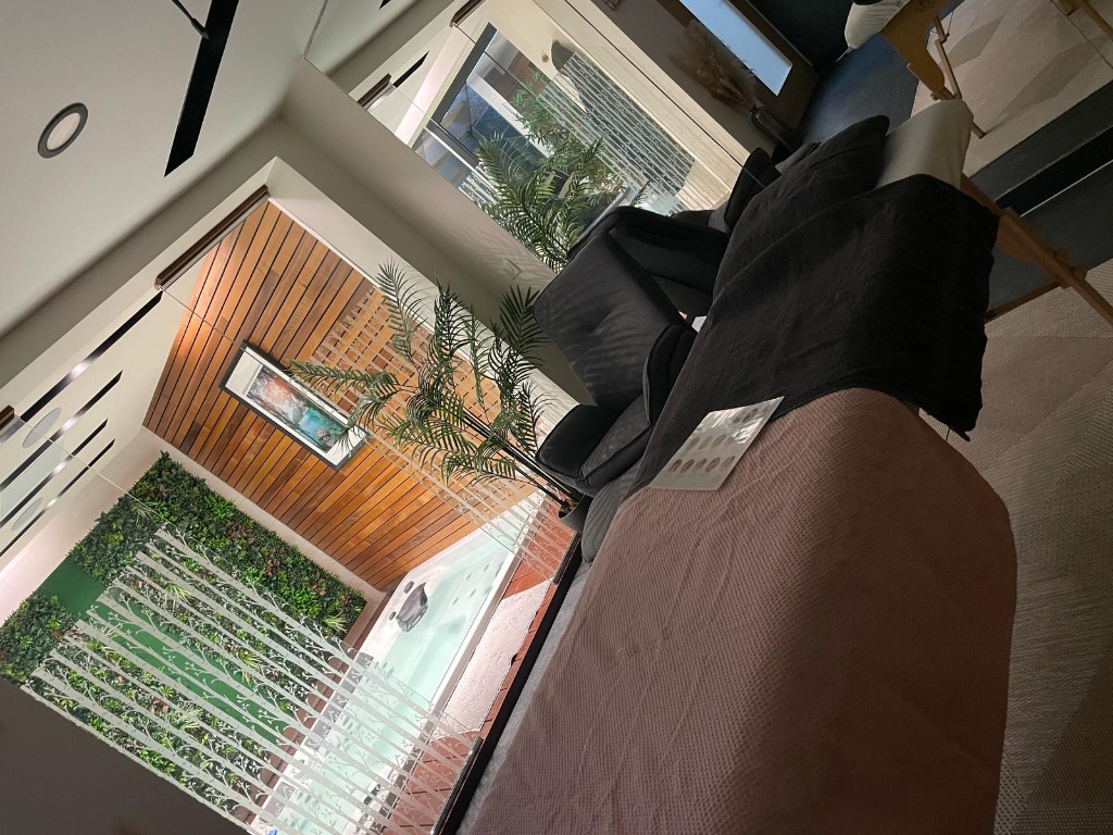 photo cabinet Daïna Luccin