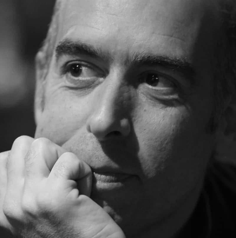 photo portrait Hypnose, shiatsu et soins énergétiques Hugo Loubat