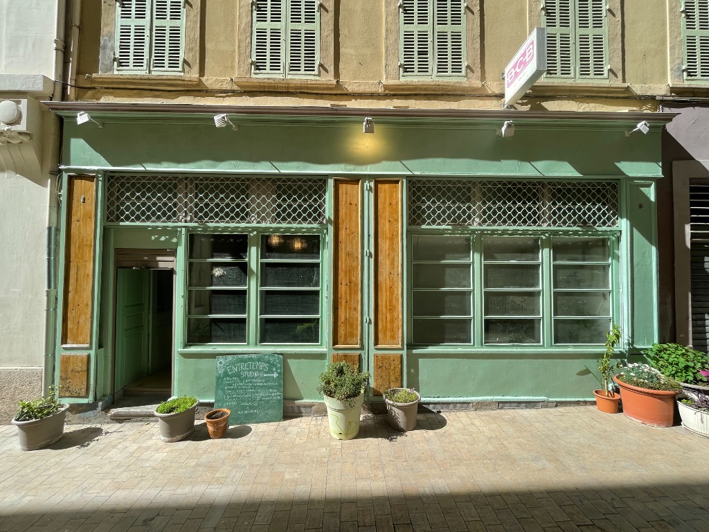 photo cabinet Anais DESCARPENTERIE