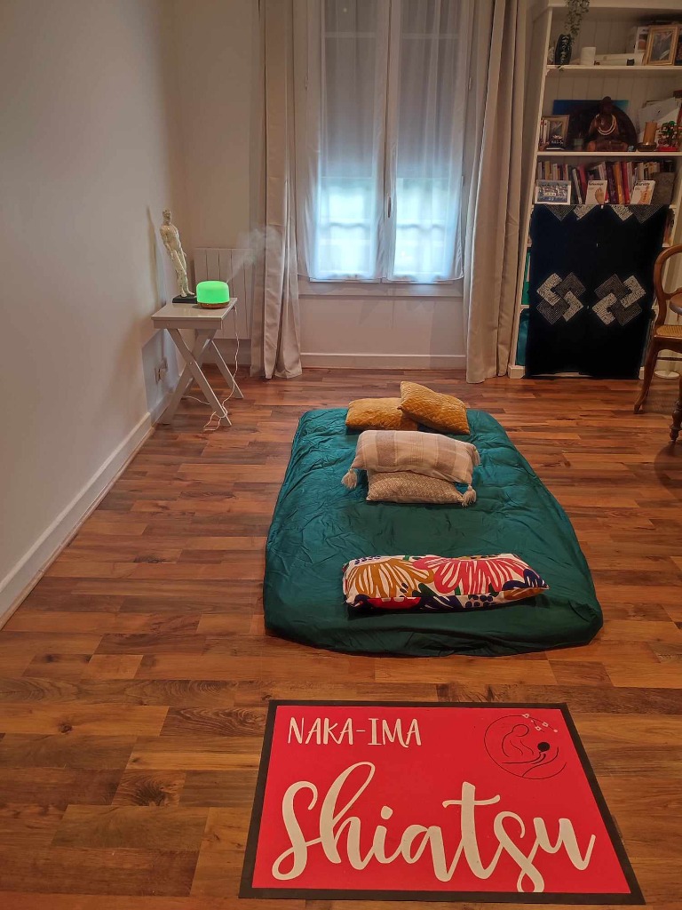 photo cabinet Naka-Ima Shiatsu