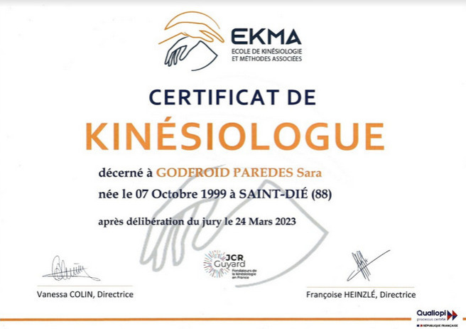 photo diplome Sara Godfroid Paredes Kinésiologue