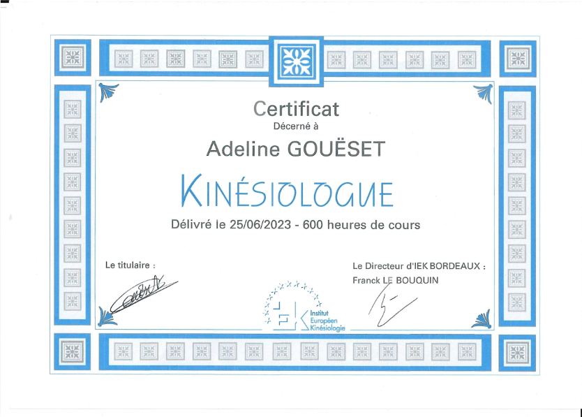 photo diplome Adeline Gouëset kinésiologue 