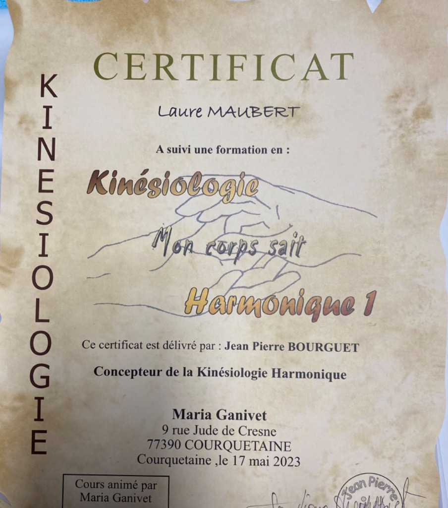 photo diplome Laure Maubert Kinesiosérénité