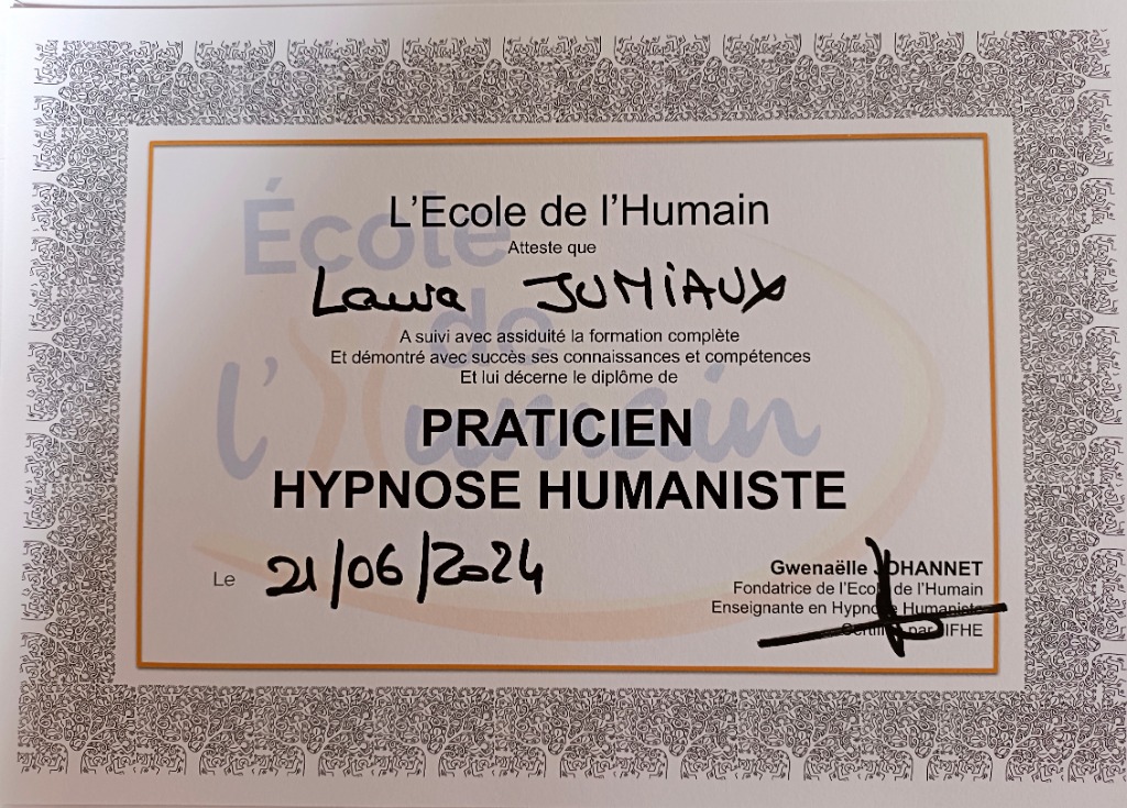 photo diplome Laura Jumiaux - Hypnose Humaniste