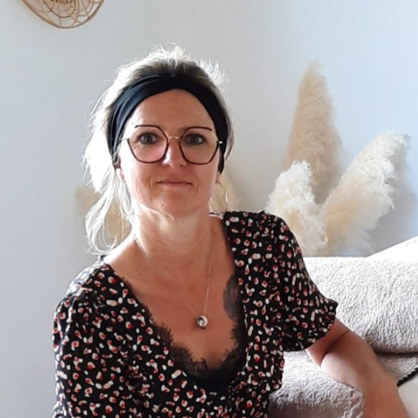 Pieds ancrés tête libérée 