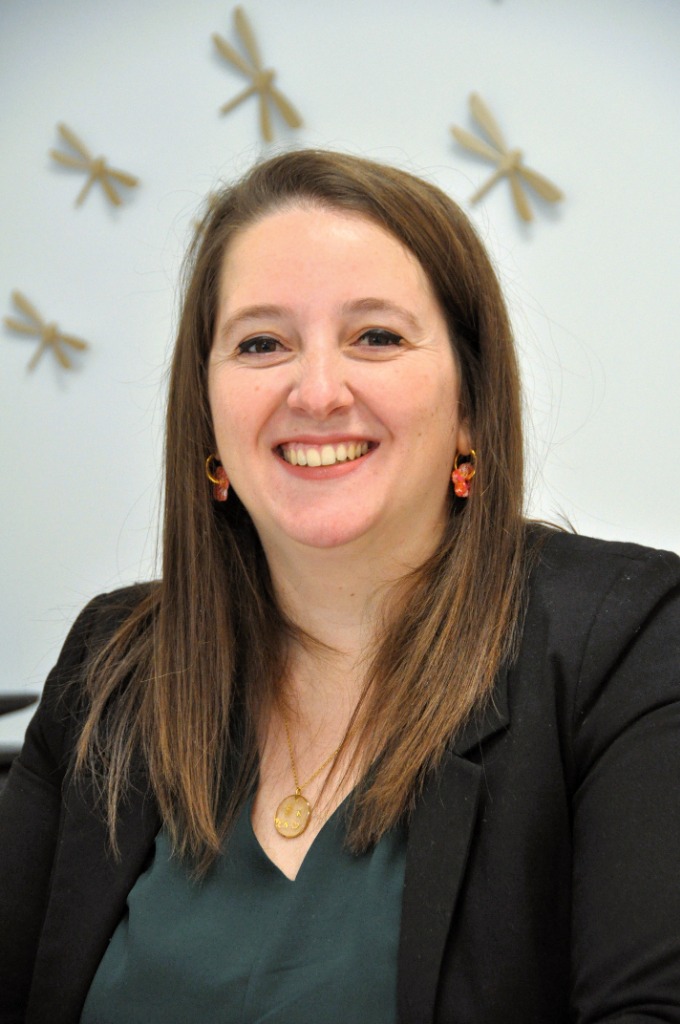 photo portrait Justine Reynaud - Enseignante Orthopédagogue 