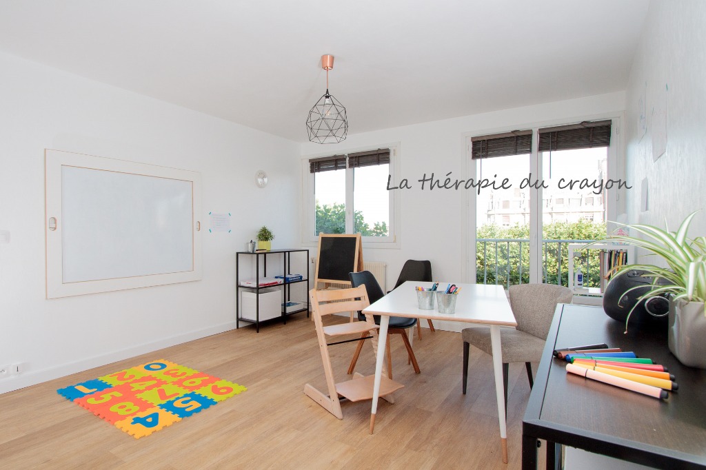 photo cabinet Dorine Beaumont La thérapie du crayon