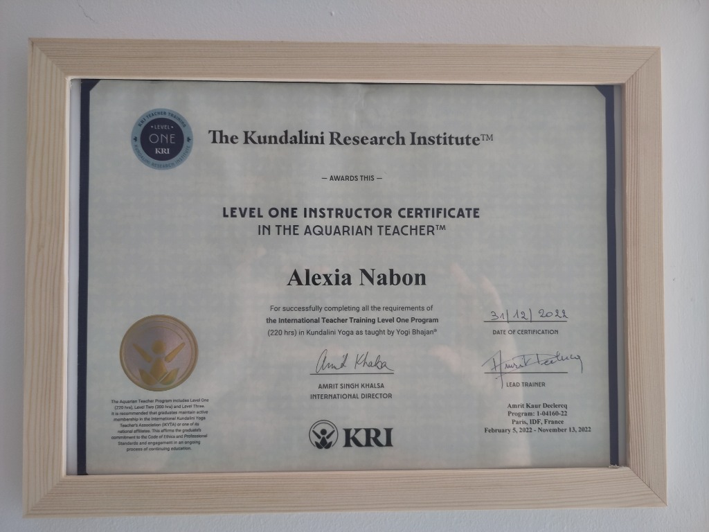 photo diplome Alexia Nabon Esprit YoGaïa 