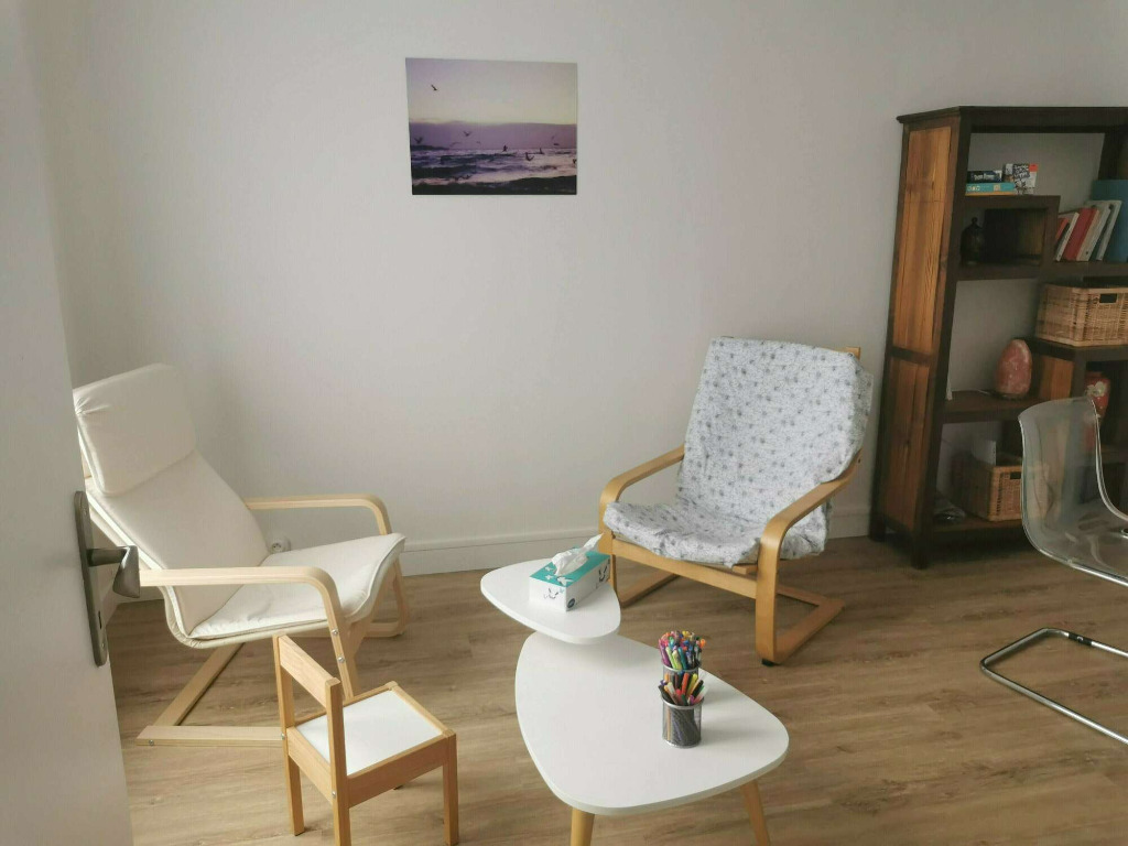 photo cabinet Thomas Escobar Therapies