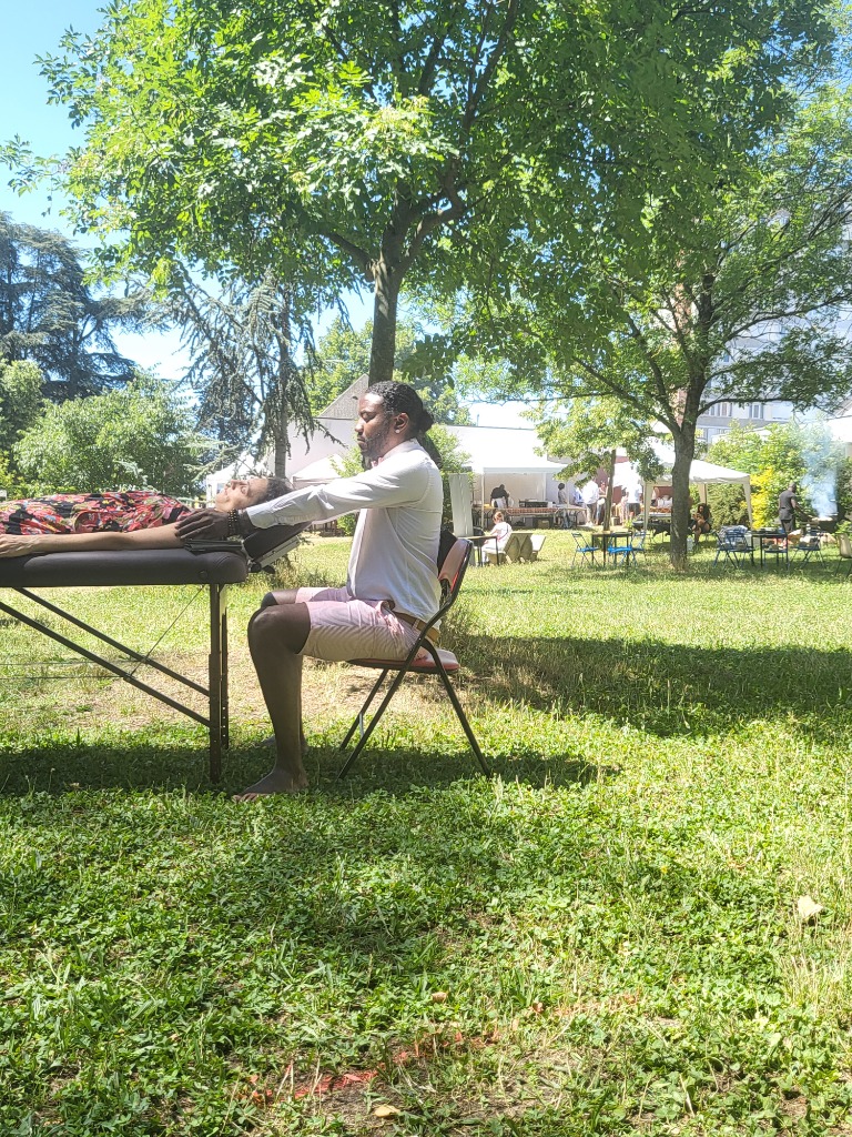 photo seance LUDWIG MAGNÉTISEUR SOINS ENERGETIQUES