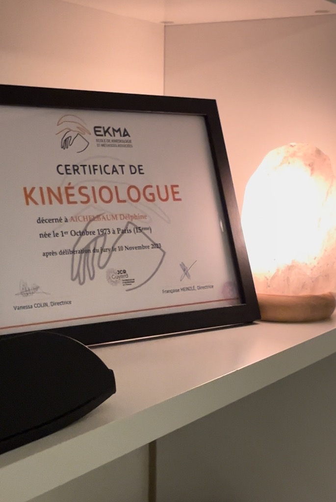 photo diplome Delphine Aichelbaum Kinésiologue certifiée
