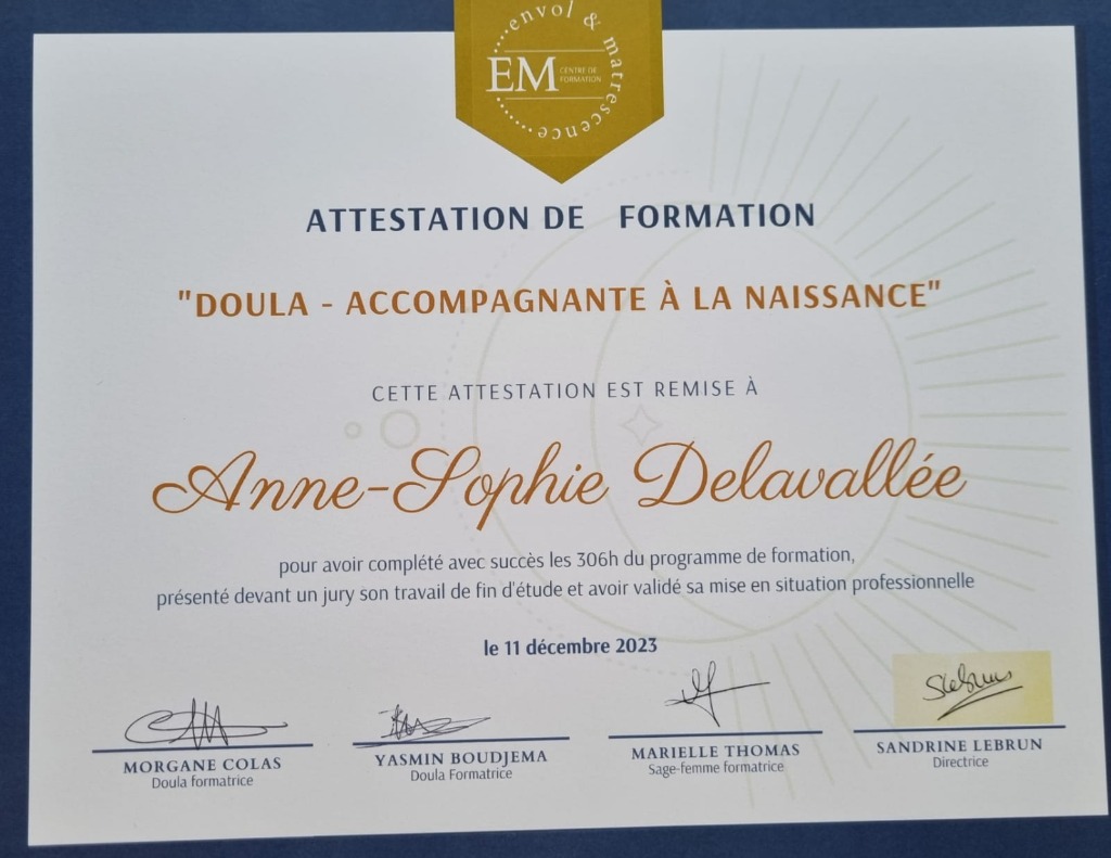 photo diplome Anne-Sophie DELAVALLEE
