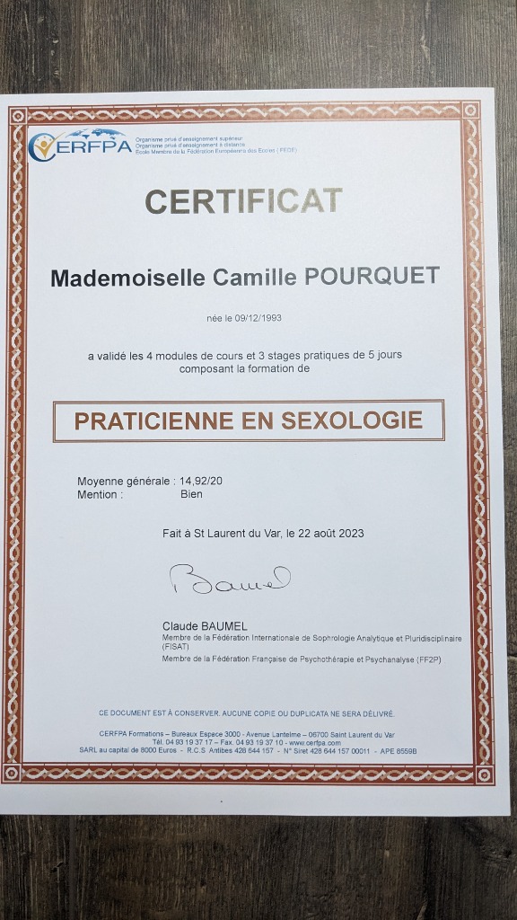 photo diplome Camille Pourquet Thérapeute