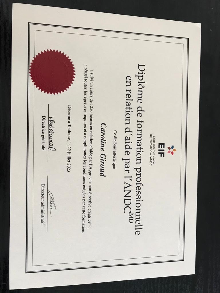 photo diplome Caroline Giroud, thérapie individuelle humaniste 