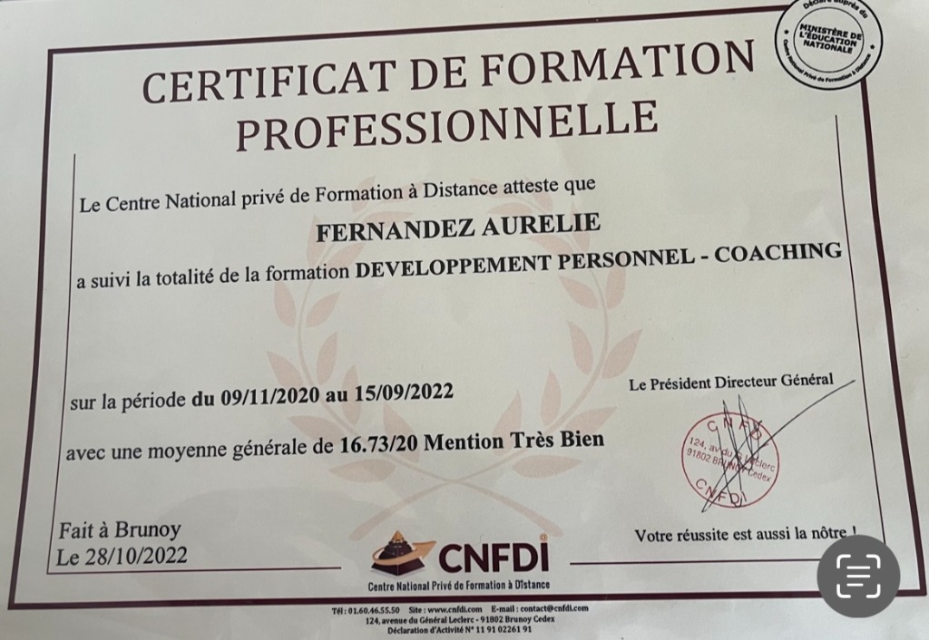 photo diplome Aurélie FERNANDEZ à Feliz Vida Coaching