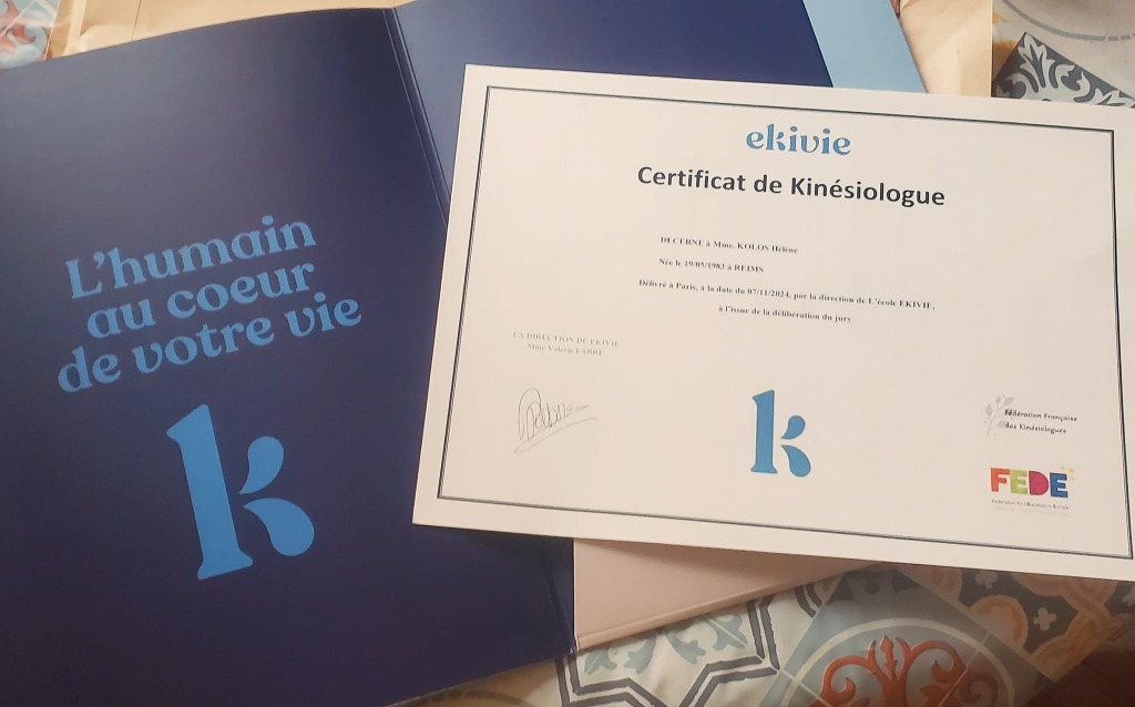 photo diplome Hélène Kolos Kinésiologie