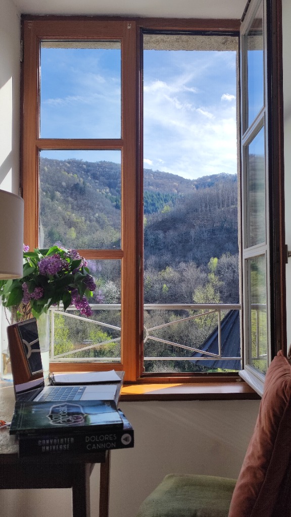 photo cabinet Asia Bochenek QHHT® by Dolores Cannon