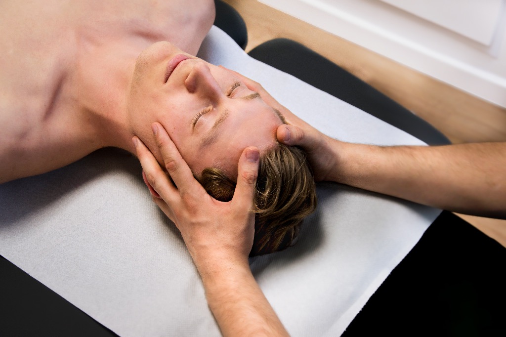 photo seance Enzo Brignano Ostéopathe