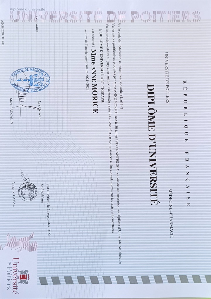 photo diplome Anne MORICE Art thérapeute Couleurs de vie