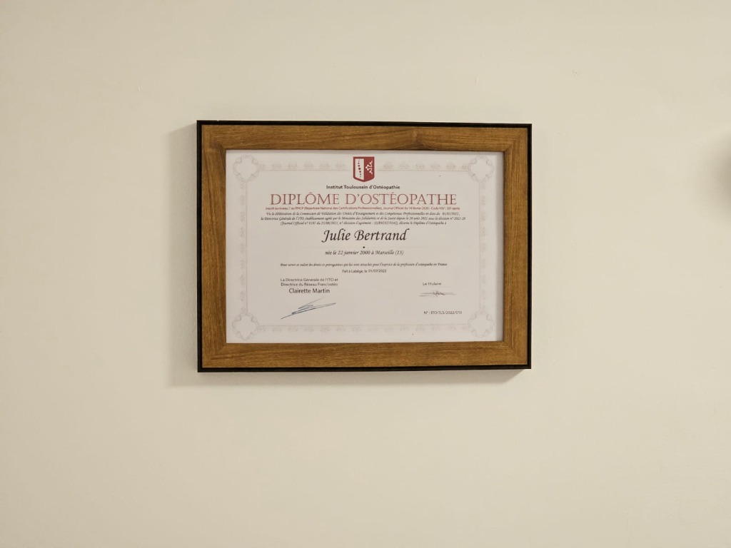 photo diplome Julie BERTRAND Ostéopathe