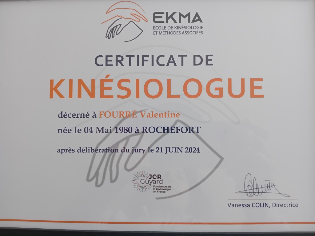photo diplome Valentine Fourré Kinésiologue