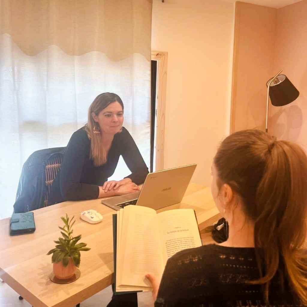 photo seance Aurélie Louvel - Bibliothérapie & Art-thérapie