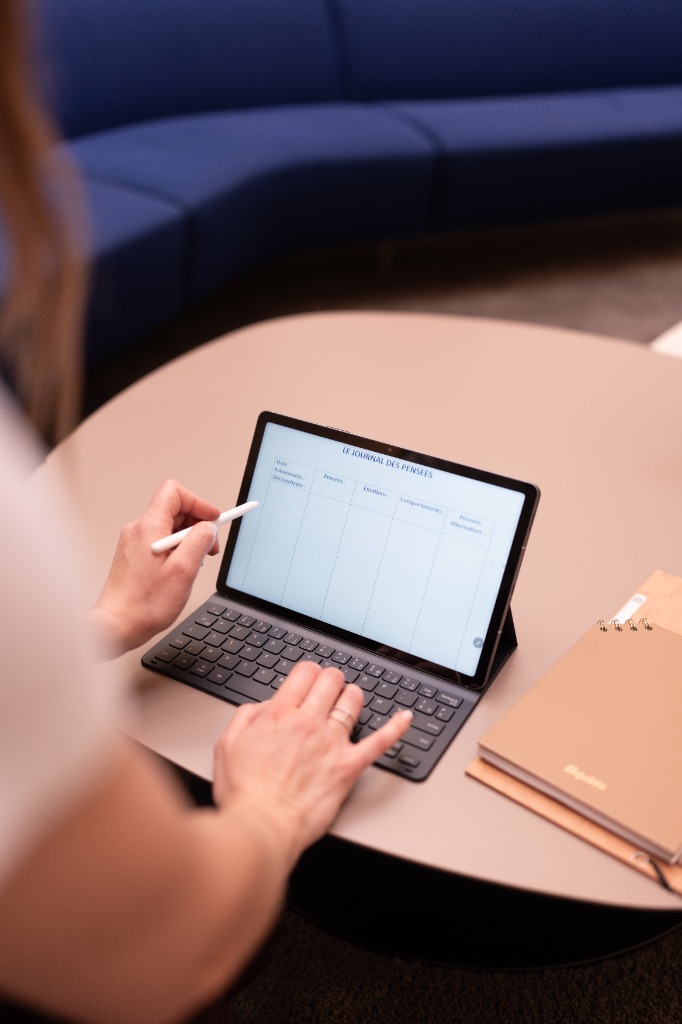 photo seance Maëva Comby-Praticienne TCC-Anxiété & Relation