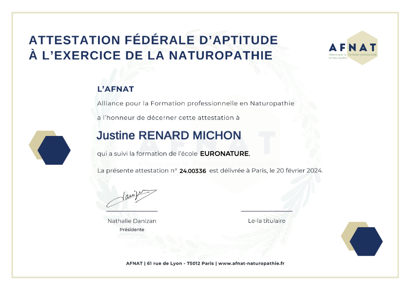 photo diplome Justine Renard Naturopathe 