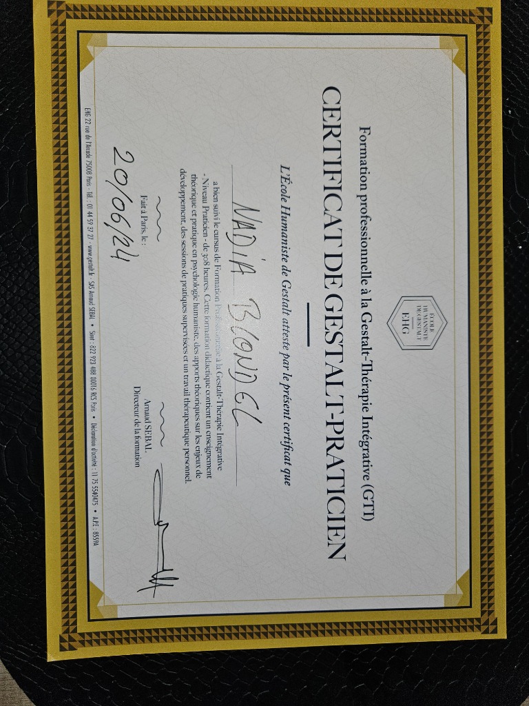 photo diplome Nadia Blondel-Gestalt Thérapie